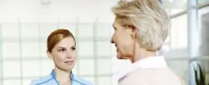 Klinikpersonal im Gespräch mit Patientin